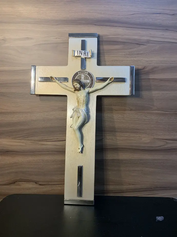 FIGURA DE RESINA CRISTO MED NOGAL CHAMPAGNE 