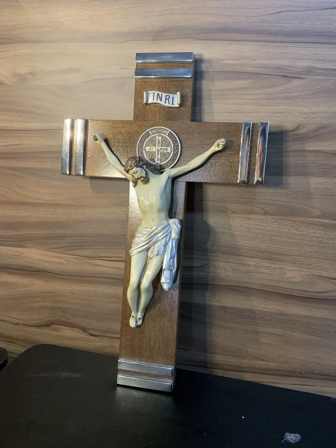 FIGURA DE RESINA CRISTO MED DOBLE LISTELO NOGAL