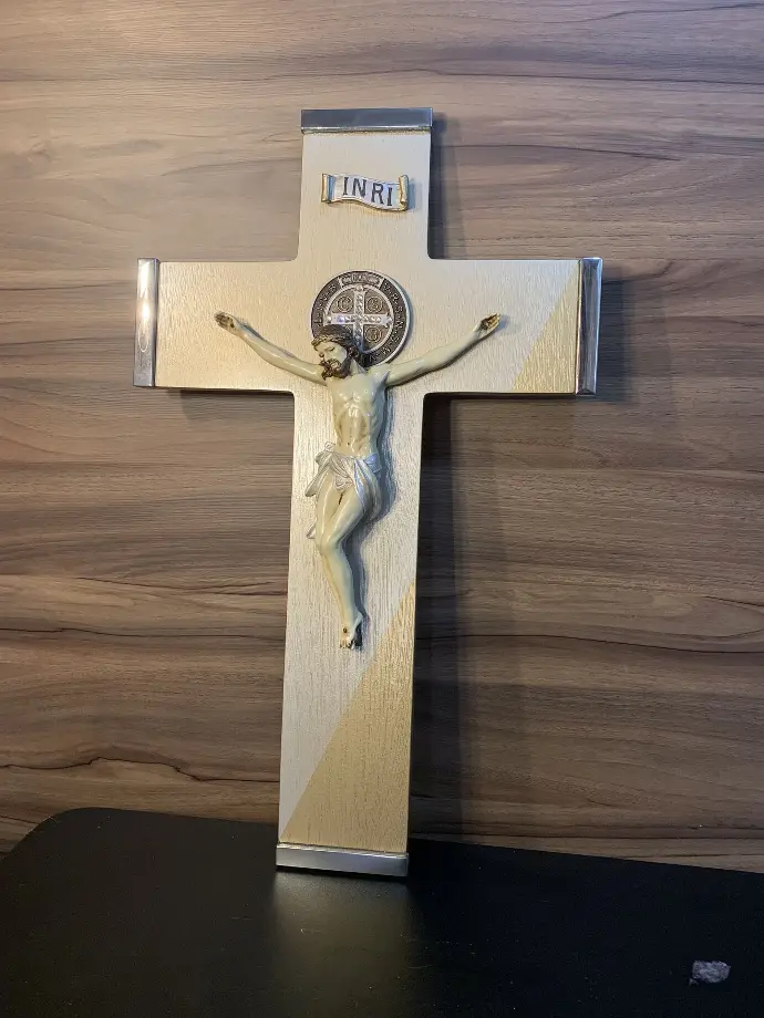 FIGURA DE RESINA CRISTO MED ESTILO ORO