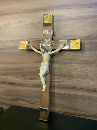 [0003252] FIGURA DE RESINA  CRISTO MED 4 CUADROS ORO NOGAL