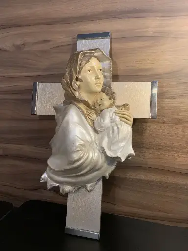 [0003432] FIGURA DE RESINA MADONA TERNURA MODERNA EN CRUZ