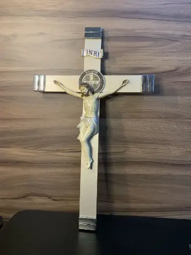 [0002357] FIGURA DE RESINA  CRISTO MEDIANO CRUZ DELGADO LISTELO 